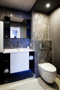 Et badeværelse på Le LUXE & votre VUE MER à Ouistreham Riva Bella