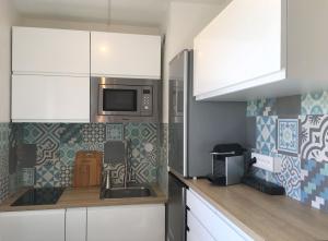 a kitchen with a sink and a microwave at Studio 100m de la mer in Nice