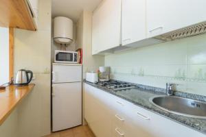 Kuchyňa alebo kuchynka v ubytovaní Ñ-13 CALELLA DE PALAFRUGELL 4 PAX