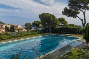 Bazén v ubytovaní Ñ-13 CALELLA DE PALAFRUGELL 4 PAX alebo v jeho blízkosti
