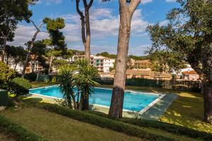 Bazén v ubytovaní Ñ-13 CALELLA DE PALAFRUGELL 4 PAX alebo v jeho blízkosti