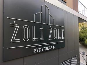 ein Schild an der Seite eines Gebäudes in der Unterkunft Apartament Żoliborz Arkadia by Renters Prestige in Warschau