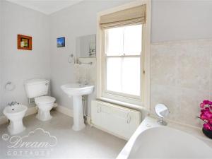 Et badeværelse på Covecastle Cottage + 18 billeder