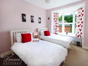 En eller flere senge i et værelse på Covecastle Cottage