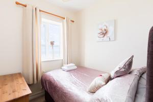 En eller flere senge i et værelse på 6 bed house with free secure parking & 3 bathrooms