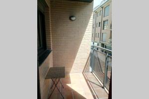 a small balcony with a brick wall and a table at Bonito Apartamento en Ainsa in Aínsa