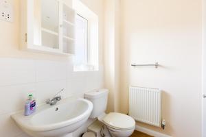 Et badeværelse på 6 bed house with free secure parking & 3 bathrooms + 10 billeder