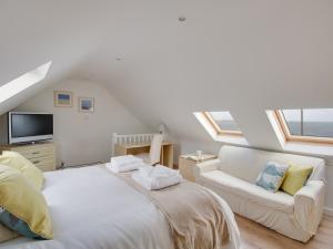 A bed or beds in a room at The Lookout -The House With A View