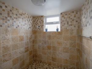 une salle de bain avec une douche carrelée avec une fenêtre dans l'établissement The Lookout -The House With A View, à Weymouth 21 autres photos