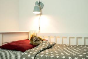 سرير أو أسرّة في غرفة في Haubarg-Windschuur-App-4