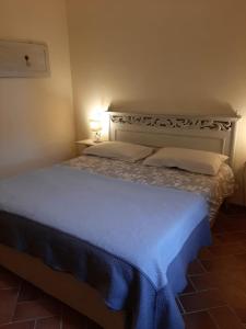 uma cama num quarto com duas almofadas em Agula Relais appartamento em Pugnano