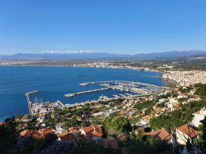 una vista aérea de una ciudad y un puerto en Casa Els Grecs, en Roses