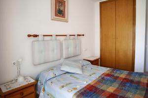 Ένα ή περισσότερα κρεβάτια σε δωμάτιο στο AT061 Cerca del centro, con piscina y a 5 min de la playa +19 φωτογραφίες