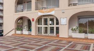 Facaden eller indgangen til Hyères Parc- Vue mer Méditterannée