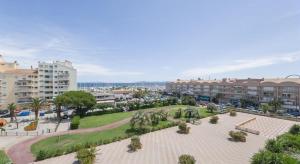 een luchtzicht op een park in een resort bij Hyères Parc- Vue mer Méditterannée in Hyères