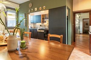 A kitchen or kitchenette at Lotus House