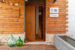 Lotus House في لانشانو: وجود مزهريتين خضراء على شرفة المنزل