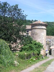 PranlesにあるDomaine du Clapの道路脇に塔のある建物