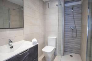 Un baño de Apartamentos BCL Playa Albir