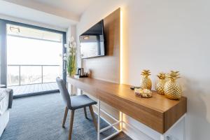 een thuiskantoor met een bureau en een stoel bij Apartamenty Almar Seaside Park Private in Kołobrzeg