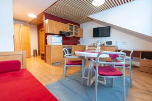 cocina y comedor con mesa y sillas en TD Bohinj Apartments, en Bohinj