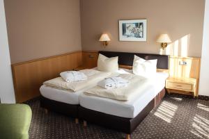 A bed or beds in a room at Hotel & Gasthof Zur Linde