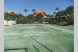 Tenis alebo squash v ubytovaní Marbella beachside apartment in 5 star gated alebo jeho okolí