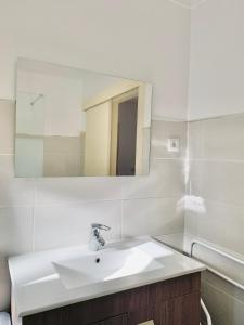 bagno bianco con lavandino e specchio di A Alma Portuguesa a Fátima