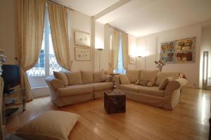 a living room with two couches and a television at 103321 - Appartement 4 personnes Marais - Bastille in Paris