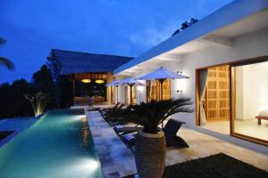 Piscina a Bali Mimpi luxurious villa with great ocean views! o a prop