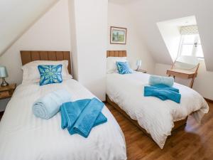 Postel nebo postele na pokoji v ubytování Five Mile House Barn