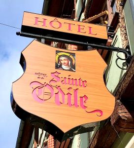 a sign for a smile clinic on a building at Hôtel Sainte Odile in Obernai