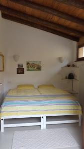 ein Schlafzimmer mit einem Bett in einem Zimmer in der Unterkunft Rustico in Miglieglia