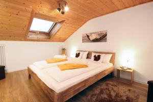 1 dormitorio con 1 cama grande y techo de madera en Anneliese en Pfronten