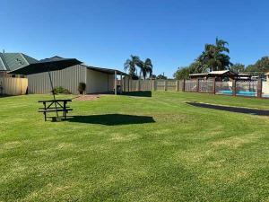 einen Picknicktisch inmitten eines Grasfeldes in der Unterkunft Donnybrook Motel in Donnybrook