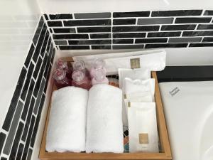 eine Schublade mit Handtüchern und Toilettenpapier im Kühlschrank in der Unterkunft Origin hua hin poolvilla in Hua Hin