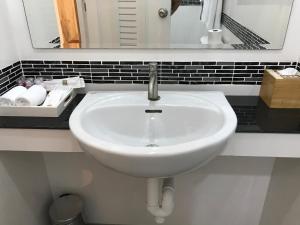 lavabo blanco en el baño con espejo en Origin hua hin poolvilla en Hua Hin