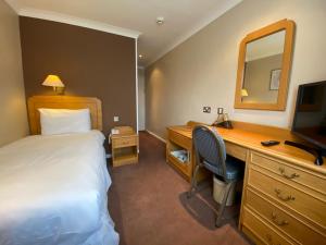 Postel nebo postele na pokoji v ubytování Birmingham Great Barr Hotel