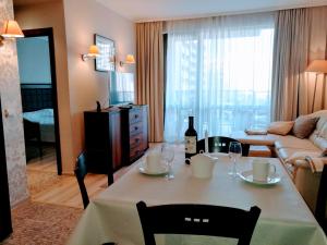 una sala de estar con una mesa con copas de vino en Apartment in Hotel Royal Beach 5 Pool View, en Sunny Beach