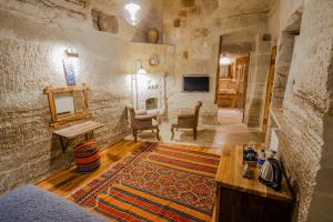 Μια τηλεόραση ή/και κέντρο ψυχαγωγίας στο Sultan Cave Suites