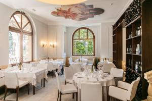 A restaurant or other place to eat at Amadria Park Hotel Sveti Jakov