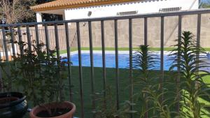Basen w obiekcie Casas Juani- chalet con piscina lub w pobliżu