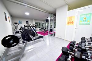 Fitness centrum a/nebo fitness zařízení v ubytování VU'Z Hotel