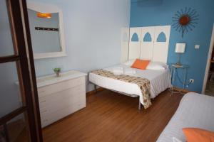 Postel nebo postele na pokoji v ubytování Ericeira Chill Hill Hostel & Private Rooms - Peach Garden