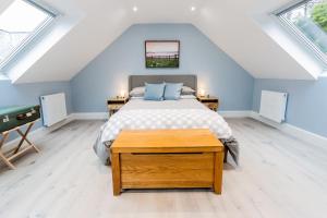 Un pat sau paturi într-o cameră la Rothbury Hideaway