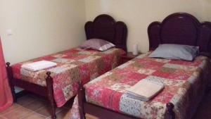 zwei Betten nebeneinander in einem Zimmer in der Unterkunft Apartamento Arrifes in Porto Santo