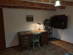 Cal Valero في Duesaigües: مكتب فيه مصباح وكرسي في الغرفة