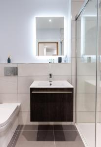 Rothbury Hideaway في روثبيري: حمام أبيض مع حوض ودش