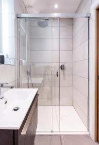 Rothbury Hideaway في روثبيري: حمام مع دش ومغسلة بيضاء +18 صورة