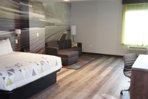 Un pat sau paturi într-o cameră la La Quinta Inn & Suites by Wyndham Braselton